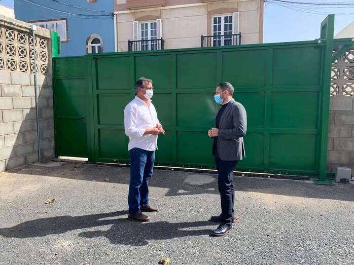 El alcalde Héctor Suárez y el concejal de Educación, Juan Francisco Artiles/TA.